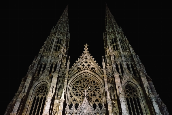 Foto Malam bangunan tengara katedral