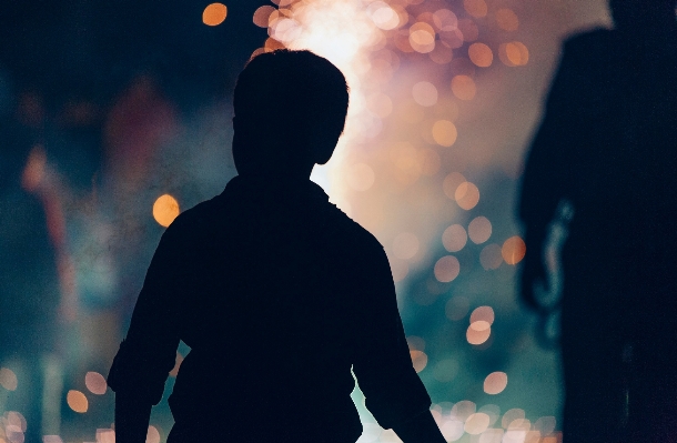 Foto Bayangan hitam lampu malam anak