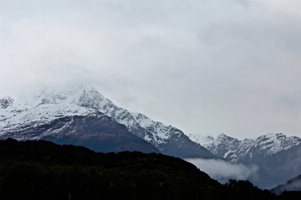 Foto Montanha neve nuvem névoa