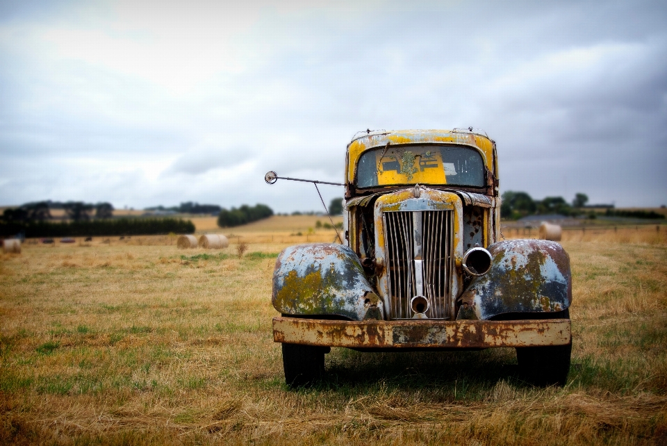 Auto campo vecchio trasporto