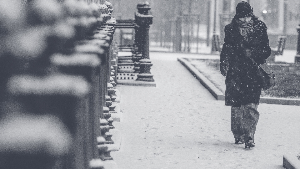 Nevicare inverno bianco e nero
 donna