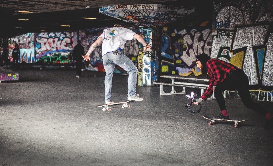 Hombre persona patineta andar en