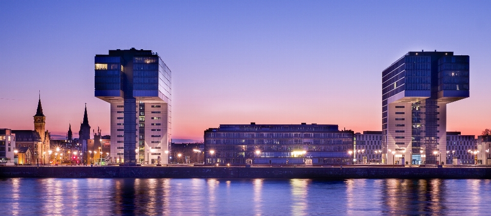 Orizzonte leggero notte edificio