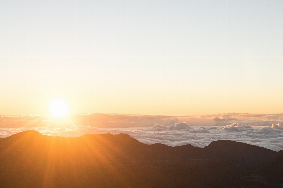 地平线 山 云 太阳