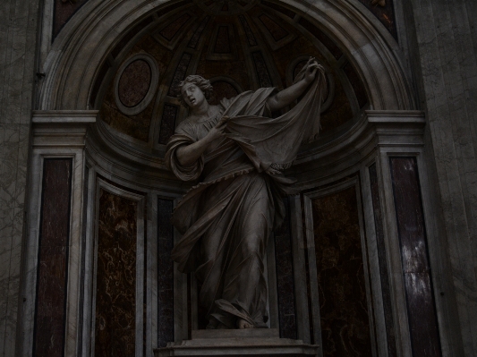 Foto Prédio estátua coluna igreja