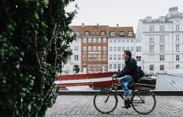 Mann person straße fahrrad Foto