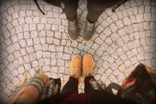 Foto Tangan orang sepatu kaki