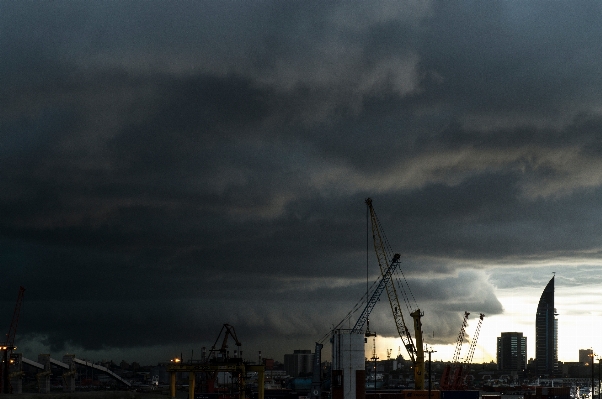 Foto Cakrawala awan langit matahari terbenam