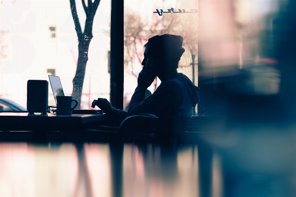 Laptop silhouette person cafe Foto