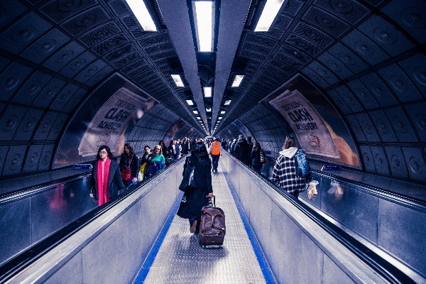 Zdjęcie Ludzie ruchome schody metro pod ziemią