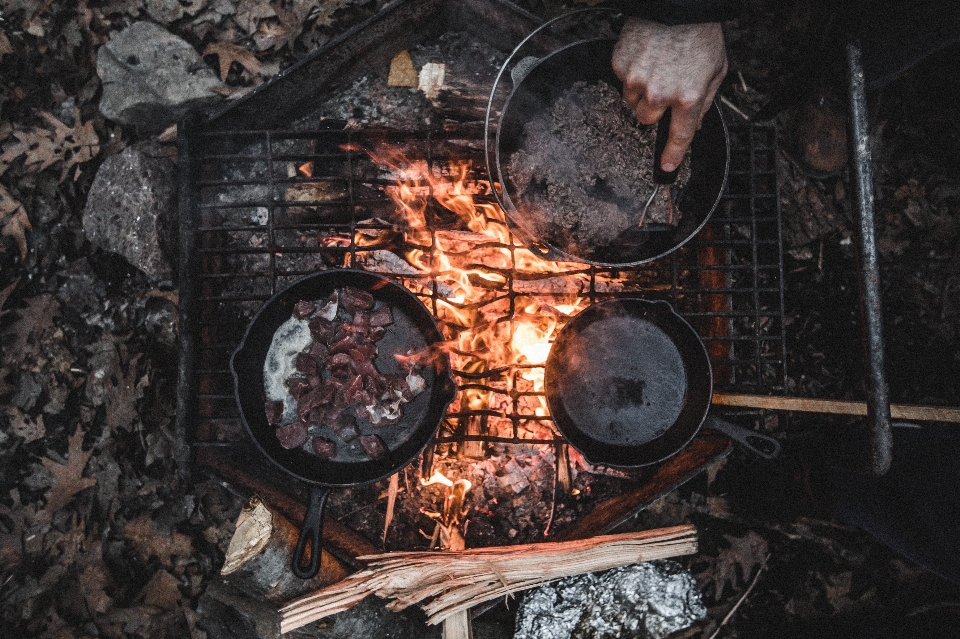 All'aperto legna cucinando fuoco