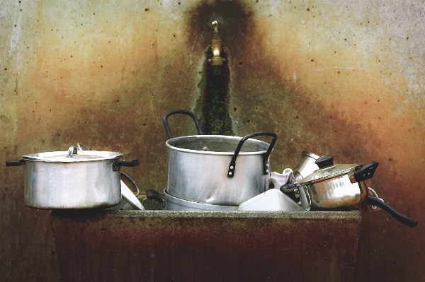 Pot dish sink lighting Photo