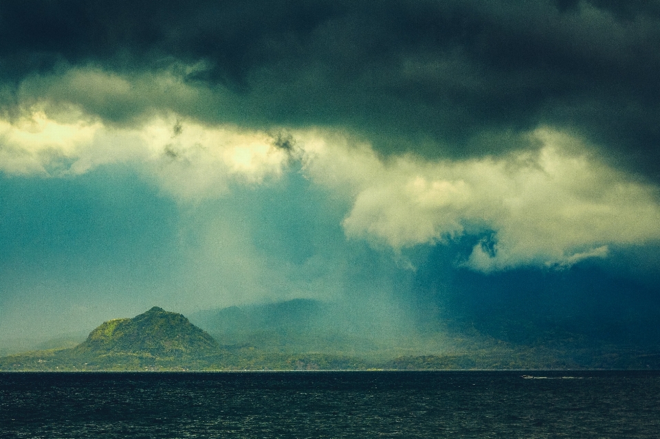 Laut pesisir cakrawala awan