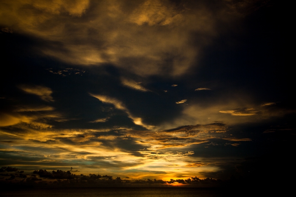 Meer horizont licht wolke