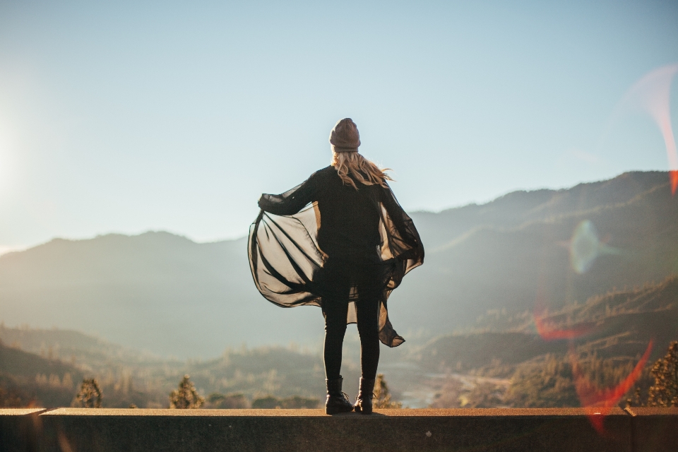 Personne montagne femme coucher de soleil