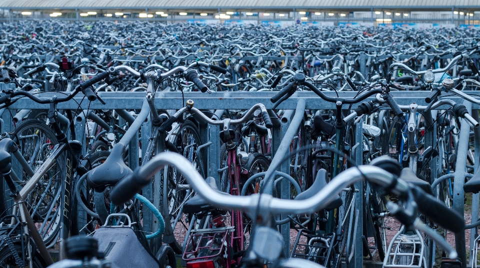 Estrutura bicicleta estacionamento multidão