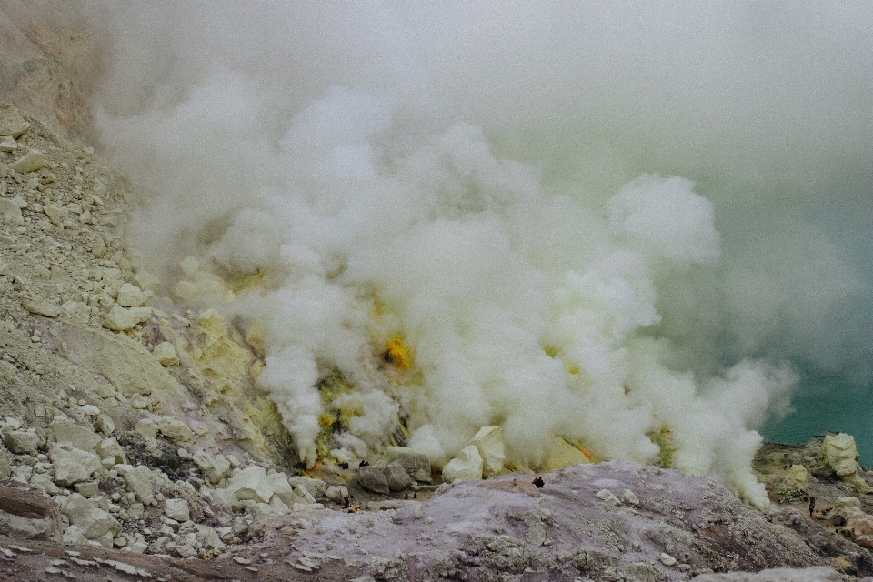 Rock 山 煙 火山