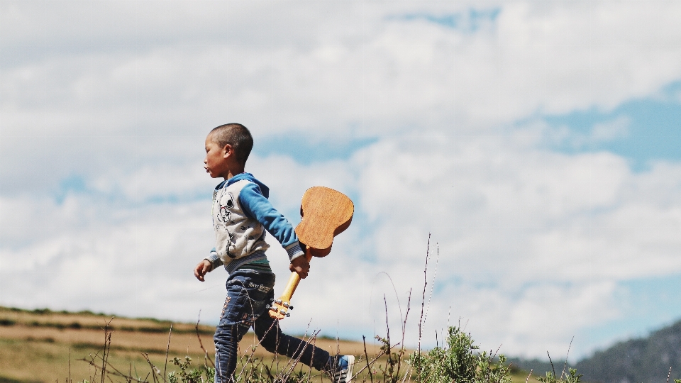 Montagne nuage garçon enfant