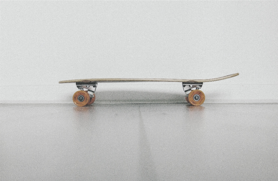 Bianco ruota skateboard natura morta
