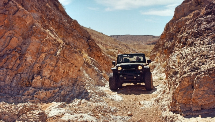 Foto Lanskap rock jejak mobil