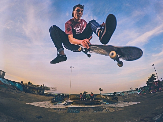 Foto Skateboard papan seluncur olahraga ekstrim
 peralatan olahraga
