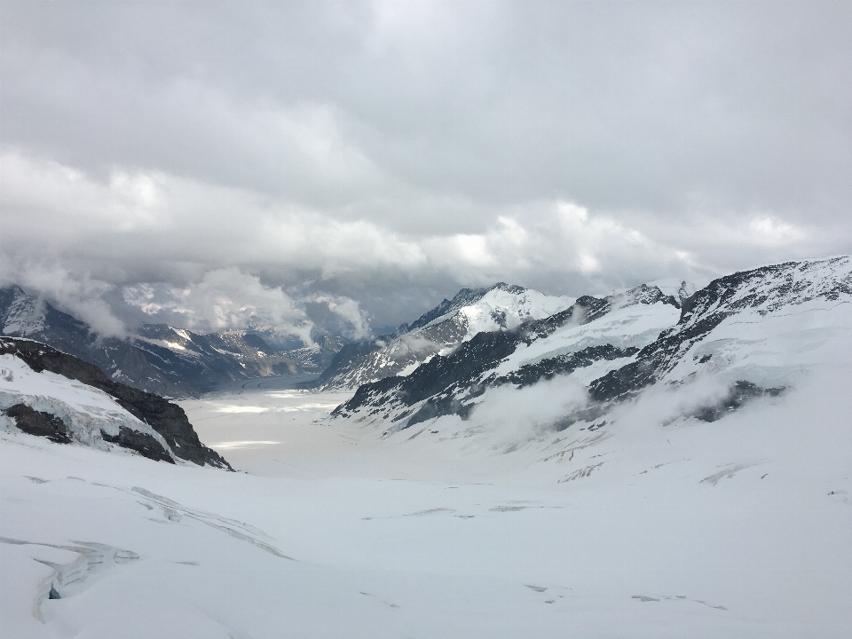 Montagna nevicare inverno nube