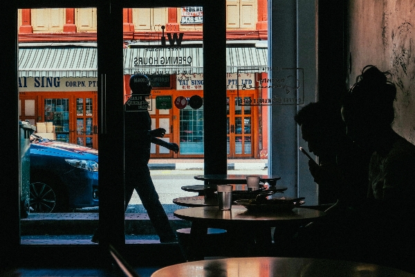 Foto Bayangan hitam orang kafe jendela