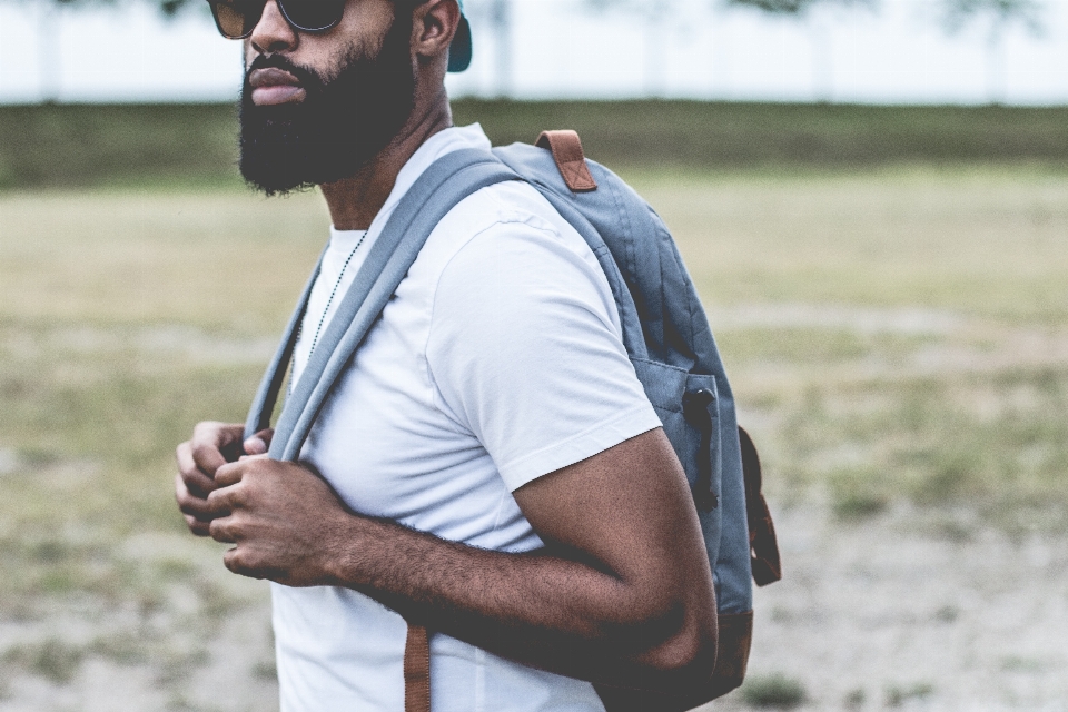 Mann person menschen rucksack