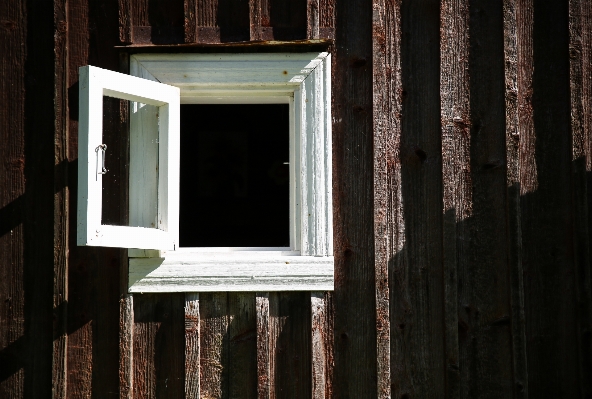 Foto Kayu rumah jendela dinding