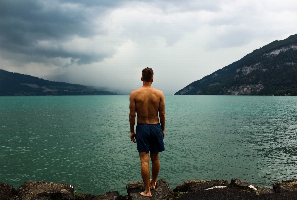 男 ビーチ 海 海岸 写真