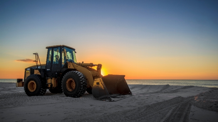 Foto Areia pôr do sol trator veículo