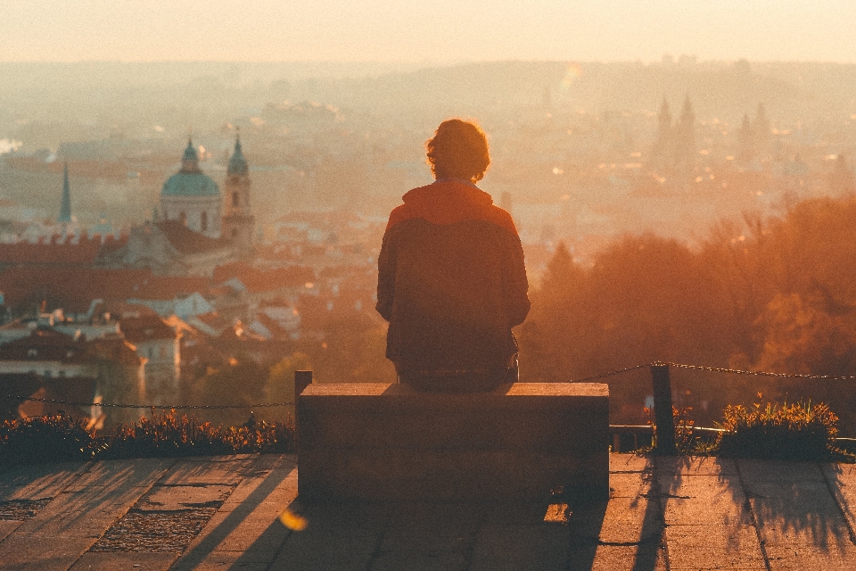 Homme lever du soleil coucher de lumière