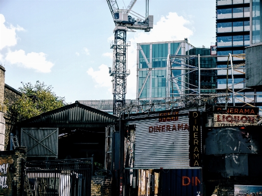 Foto Kota gedung pencakar langit pusat kota
 mengangkut