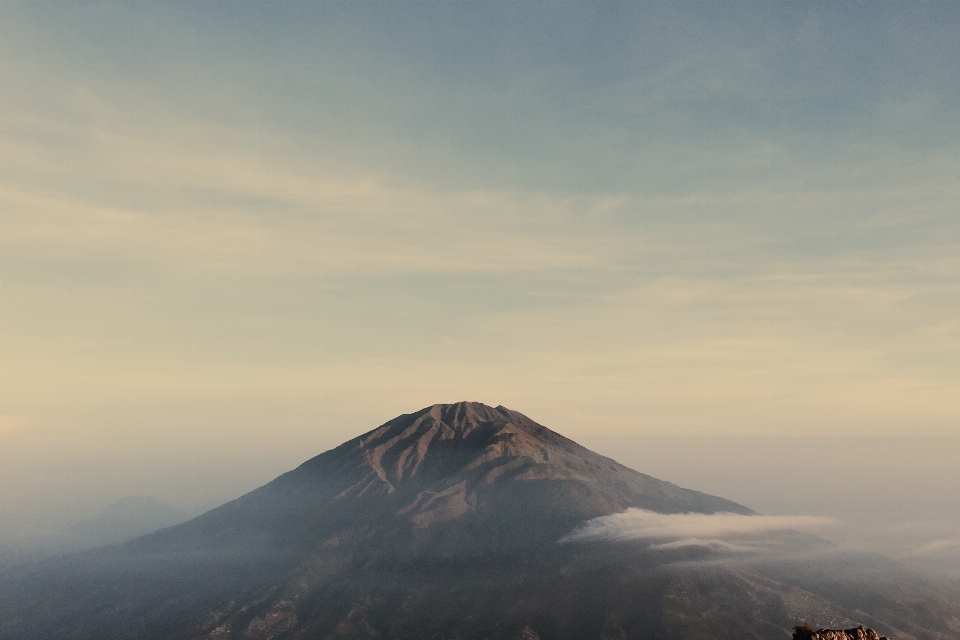 Cakrawala gunung awan matahari terbit