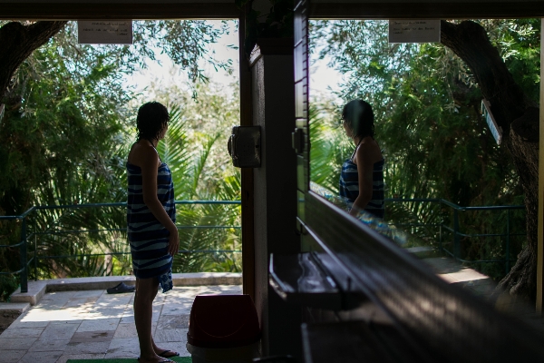 Foto Mulher janela reflexão selva