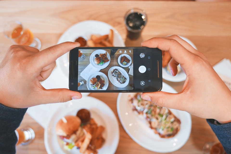 Smartphone person gericht mahlzeit