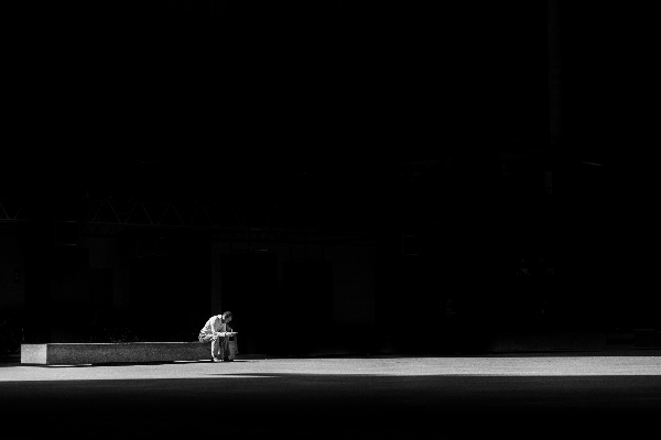 Foto Uomo persona leggero bianco e nero
