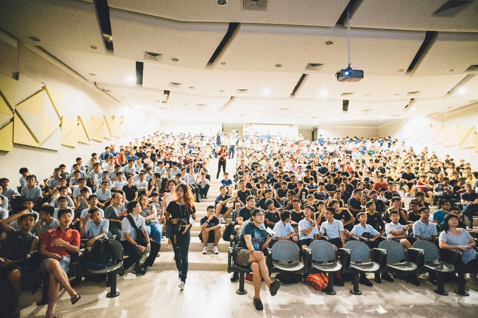 Konferans salonu
 kalabalık kitle orkestra