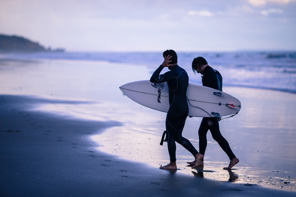 Homme plage mer côte