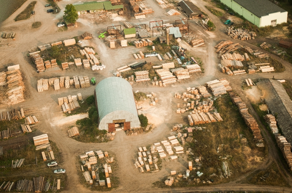 Kayu rumah besar
 pinggiran kota alun-alun
