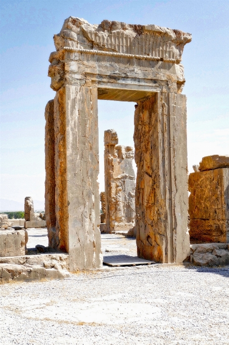 Restos columna estructura antiguo templo griego
