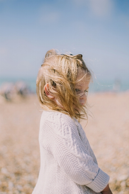 Plage mer sable fille