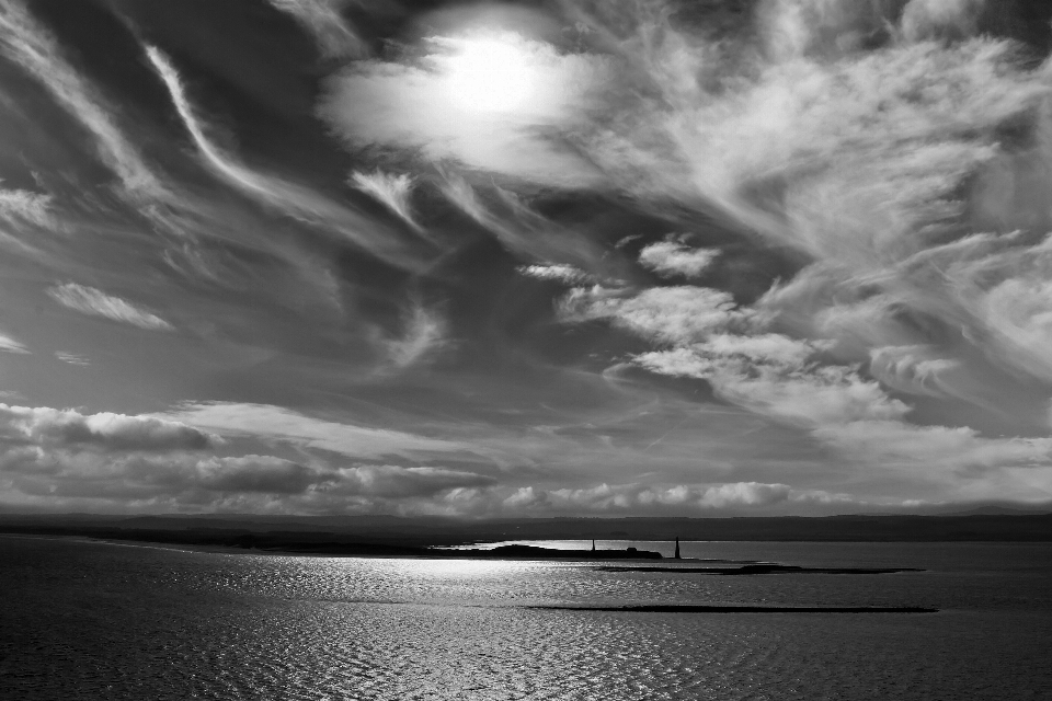 Horizon lumière nuage noir et blanc
