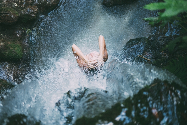 水 自然 滝 落とす 写真