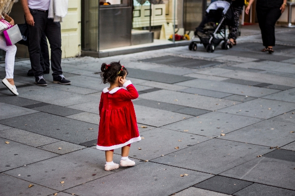 Foto Pejalan kaki jalan musim semi merah