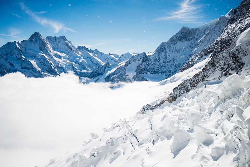 Montagna nevicare inverno picco