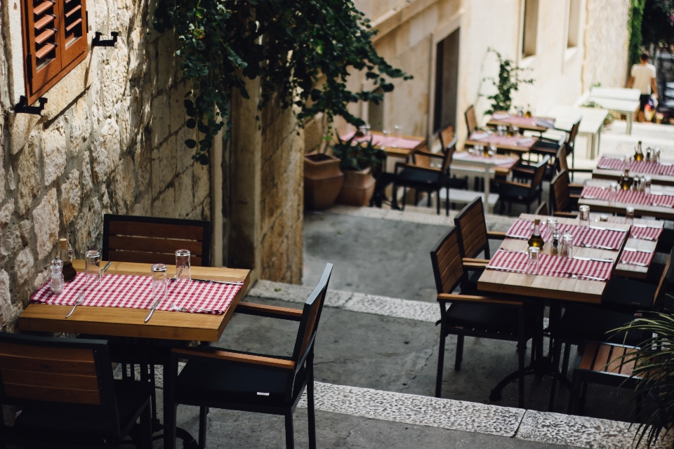 Mesa silla restaurante al fresco
