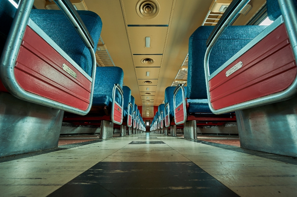 Asiento interior tren escalera mecánica