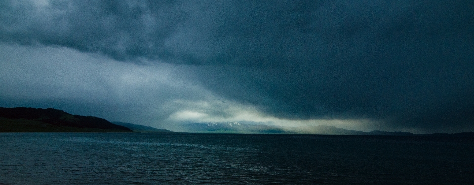 Laut cakrawala awan melambai