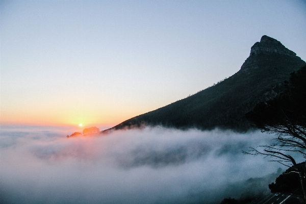 Foto Laut pesisir cakrawala gunung